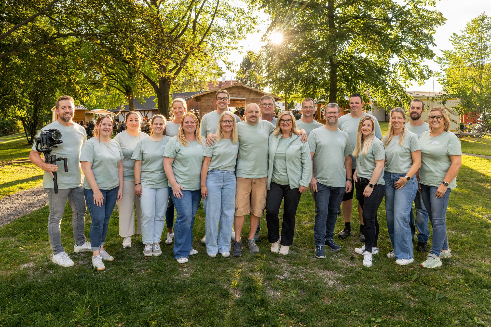 Gruppenfoto: Das Team von Kirchberg lebt in hellgrünen Vereins-T-Shirts im sommerlichen Park von Kirchberg am Wechsel